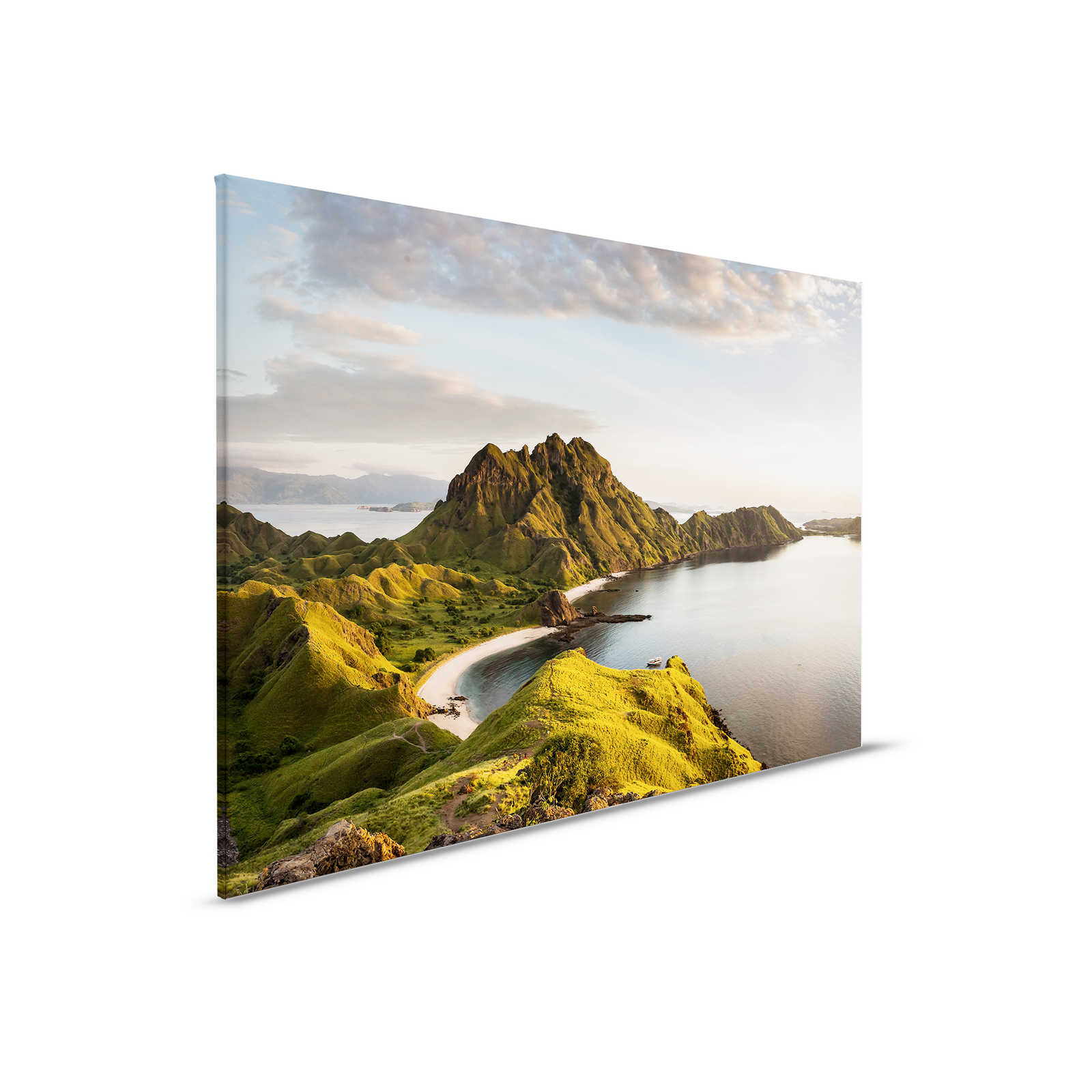         Leinwandbild mit Bergen und blauem Himmel am Wasser – 0,90 m x 0,60 m
    