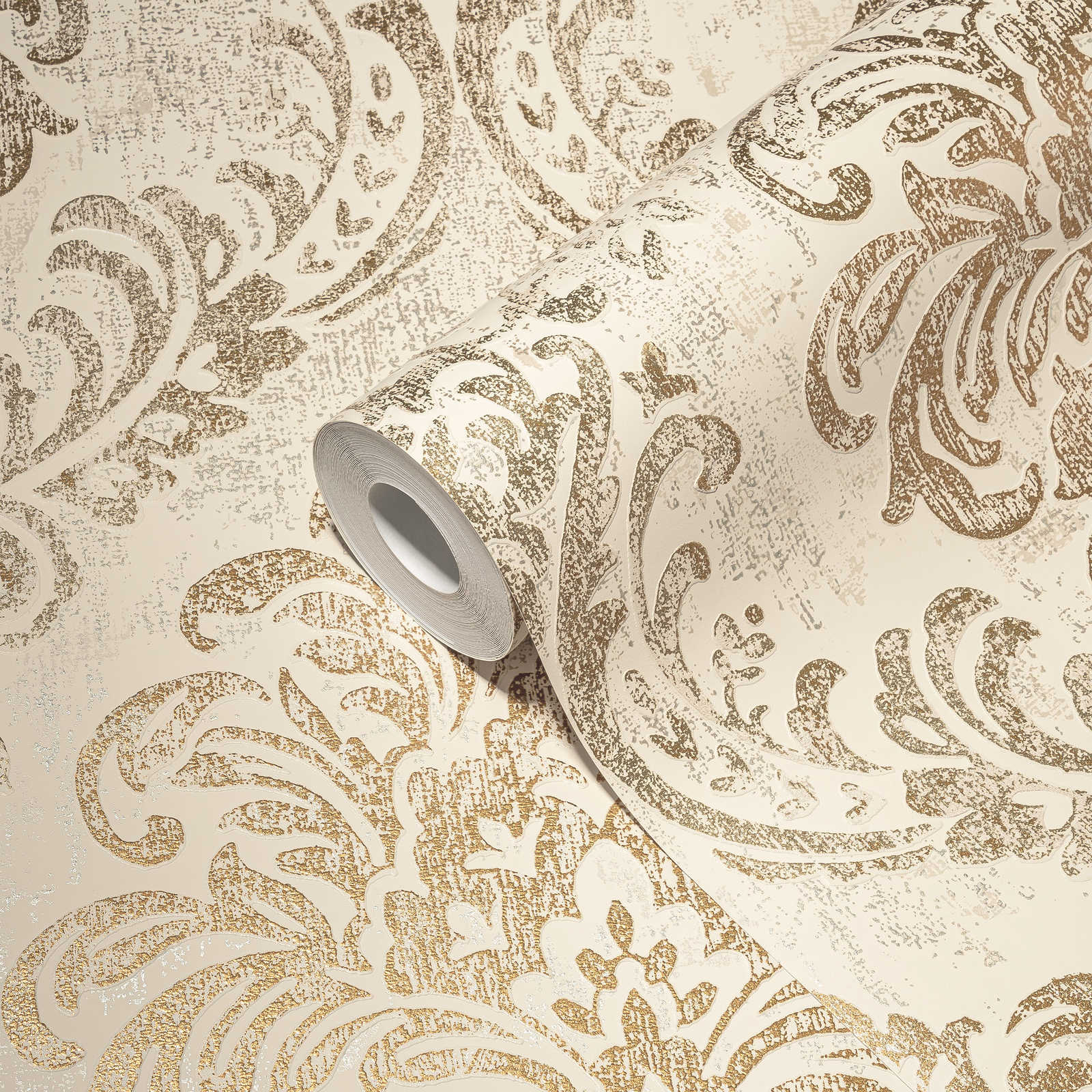             Barock Vliestapete mit Ornament und glänzender Metallic-Optik – Weiß, Gold, Silber
        