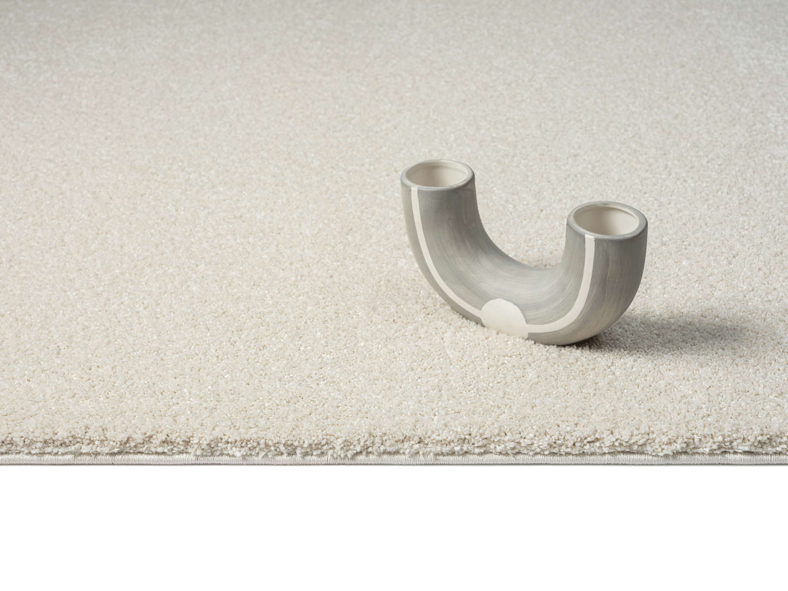            Cremefarbener Kurzflor Teppich – 170 x 120 cm
        