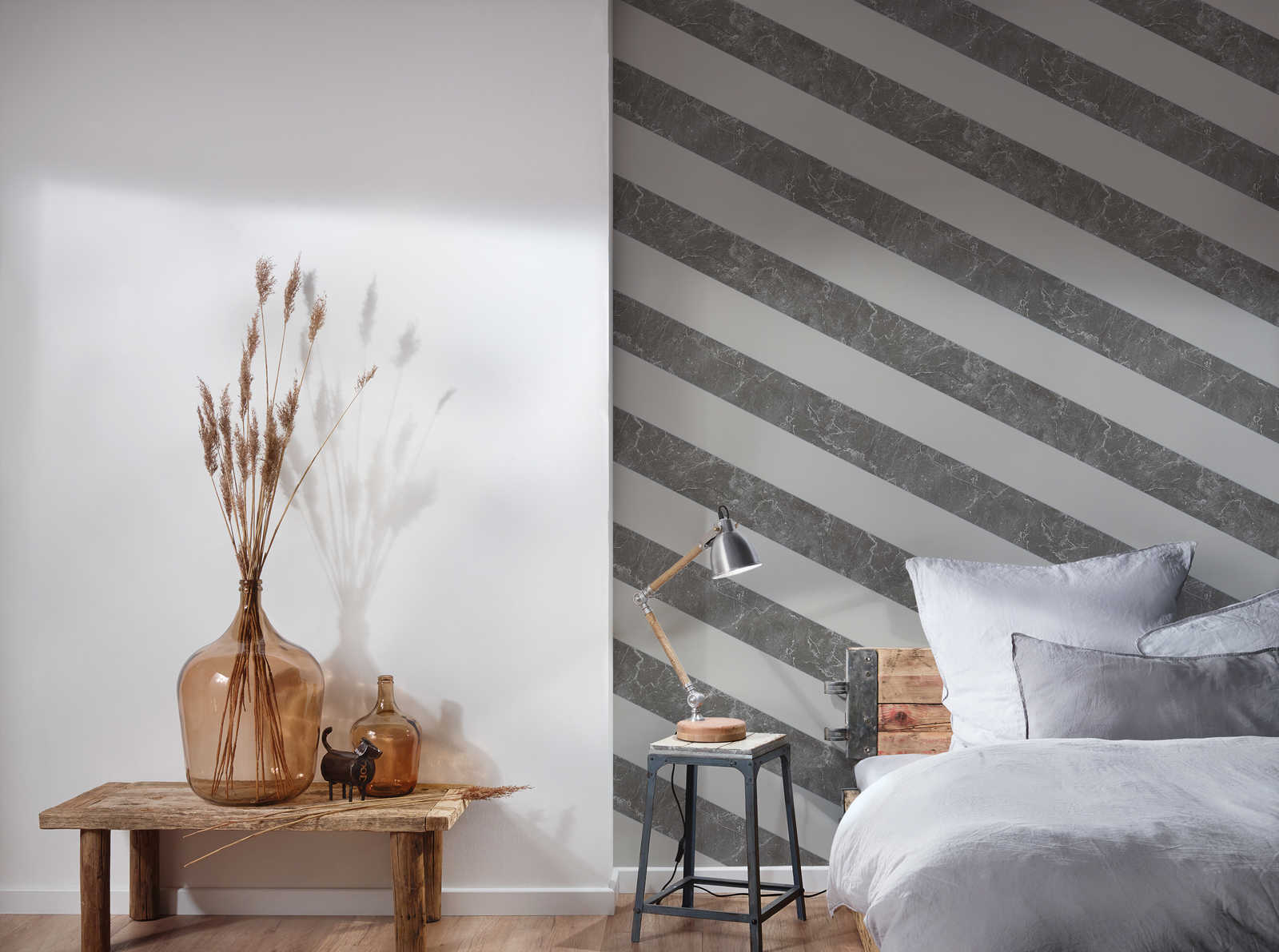             Streifentapete mit Marmoroptik Design by MICHALSKY – Grau
        