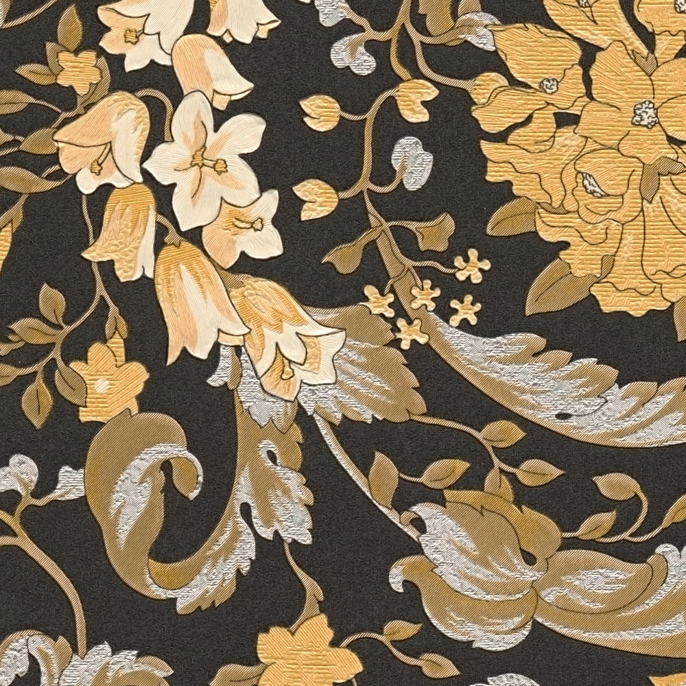             Schwarze VERSACE Tapete mit floralem Gold-Ornament
        