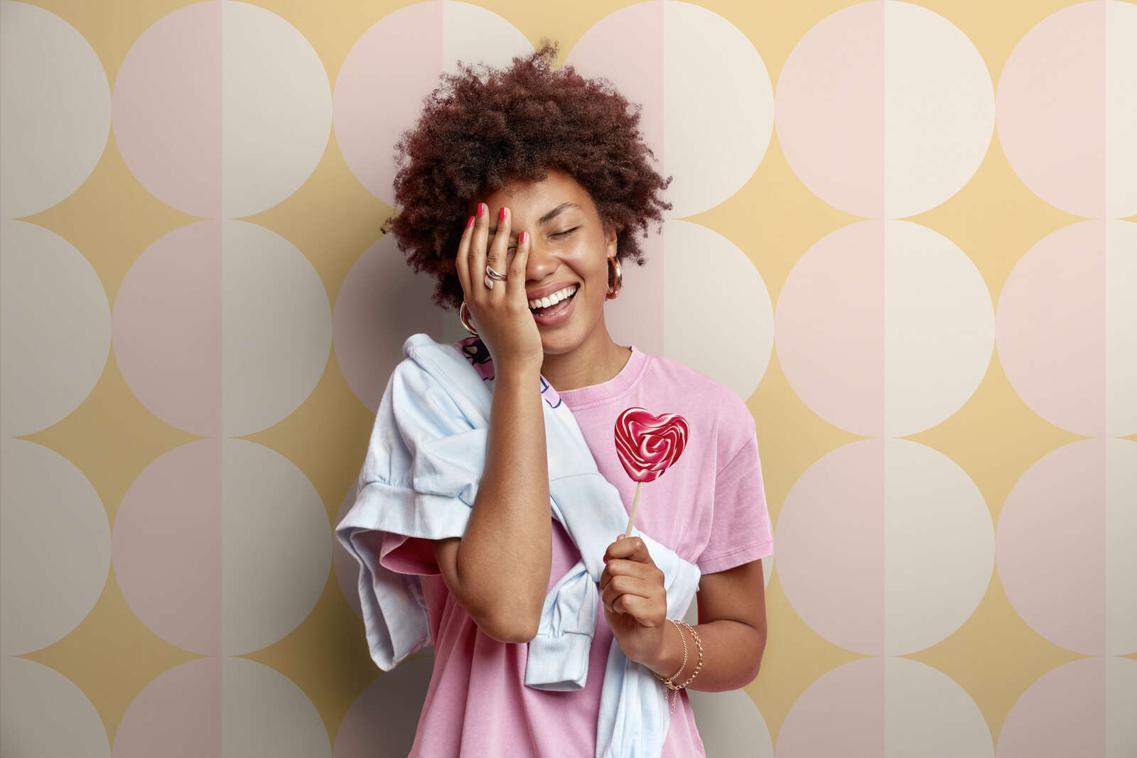 pink shirt, Herz-Lollipops, Musterhintergrund, Armband, Ohrringe