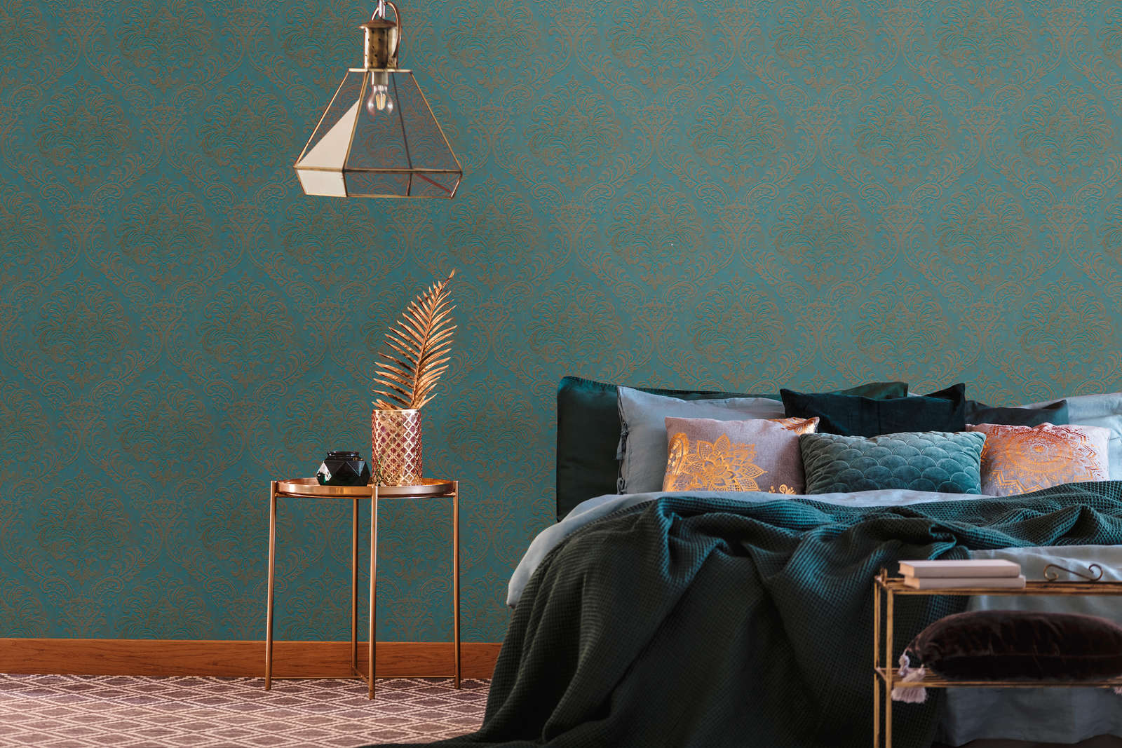             Vliestapete im Used-Look mit Ornamenten & Metallic-Look – Petrol, Gold
        
