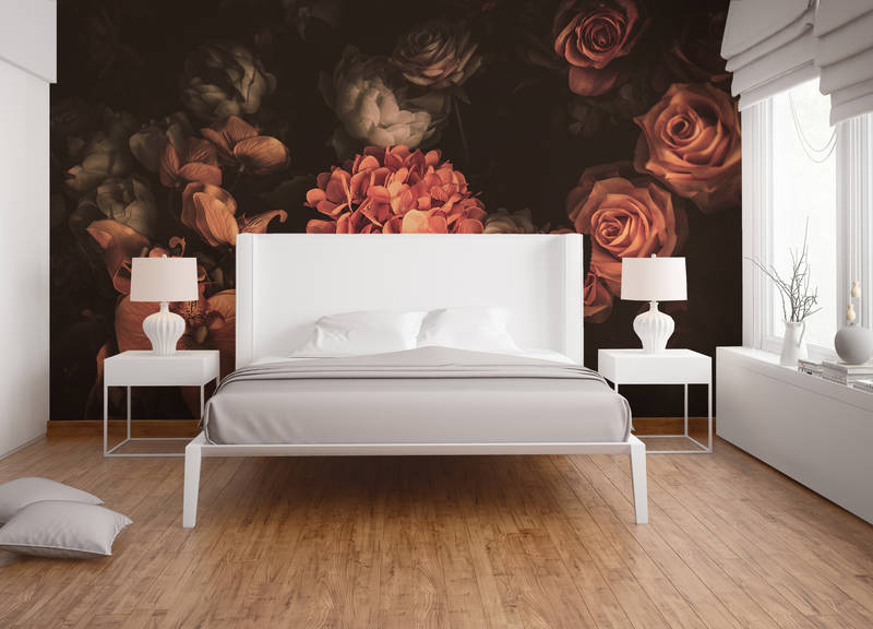             Romantische Fototapete mit Blumenstrauß – Orange, Rosa, Schwarz
        