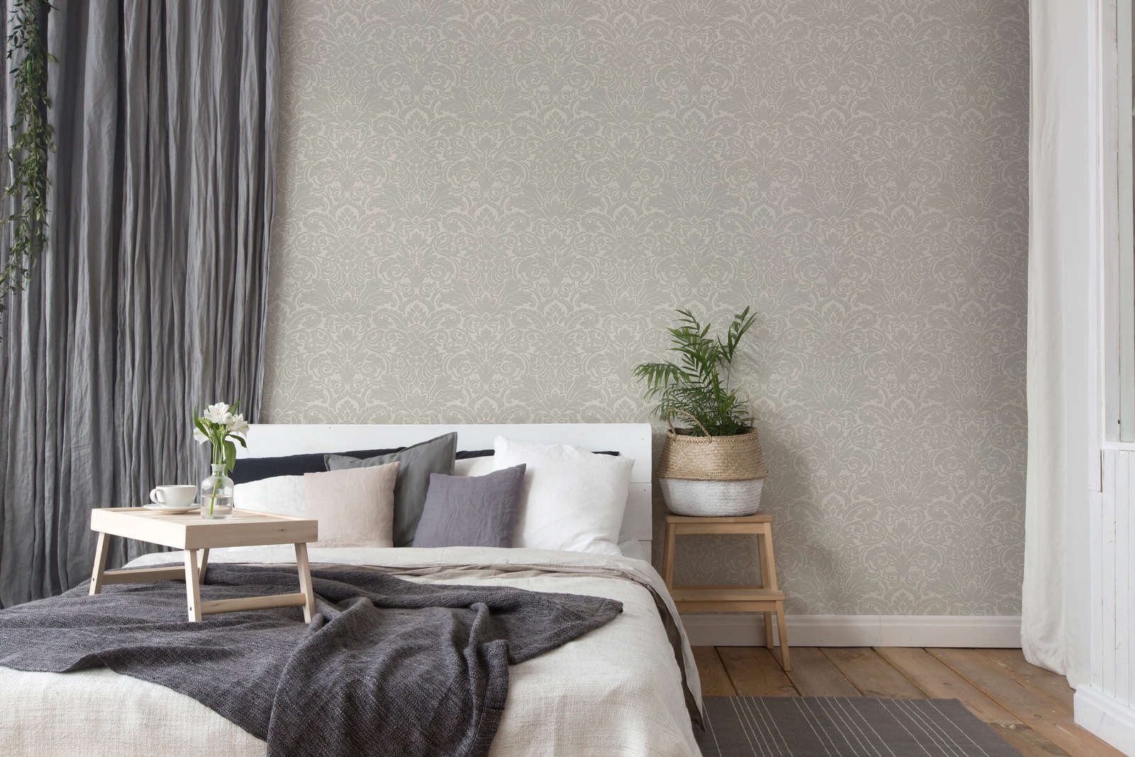             Luxus-Vliestapete in edlem Barockdesign mit schimmernden Glasperlen – Silber, Creme
        