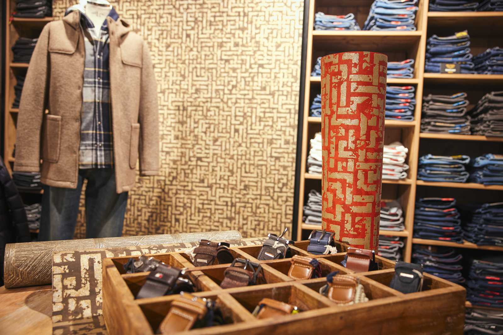             Ethno Mustertapete mit Used Design & Relief-Grafik – Braun, Metallic
        