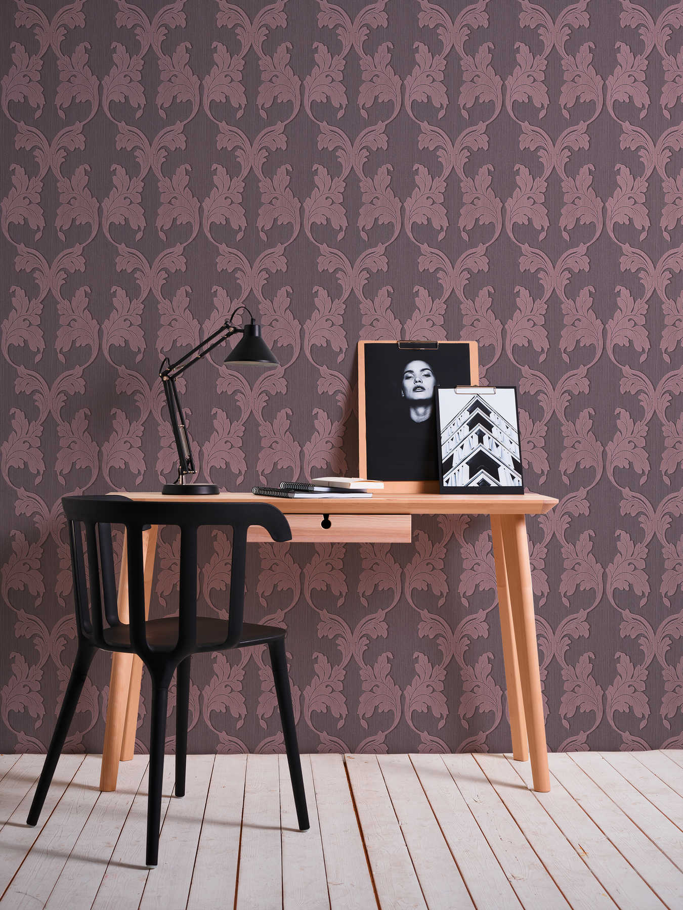             Textil Tapete mit Barock Ranken – Lila
        