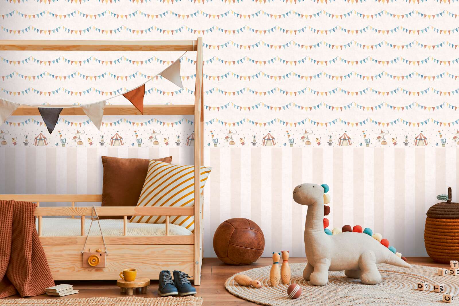             Vliestapete mit bunten Wimpelketten – Fröhliche Dekoration für lebendige Kinderzimmer – Blau, Bunt, Rot
        