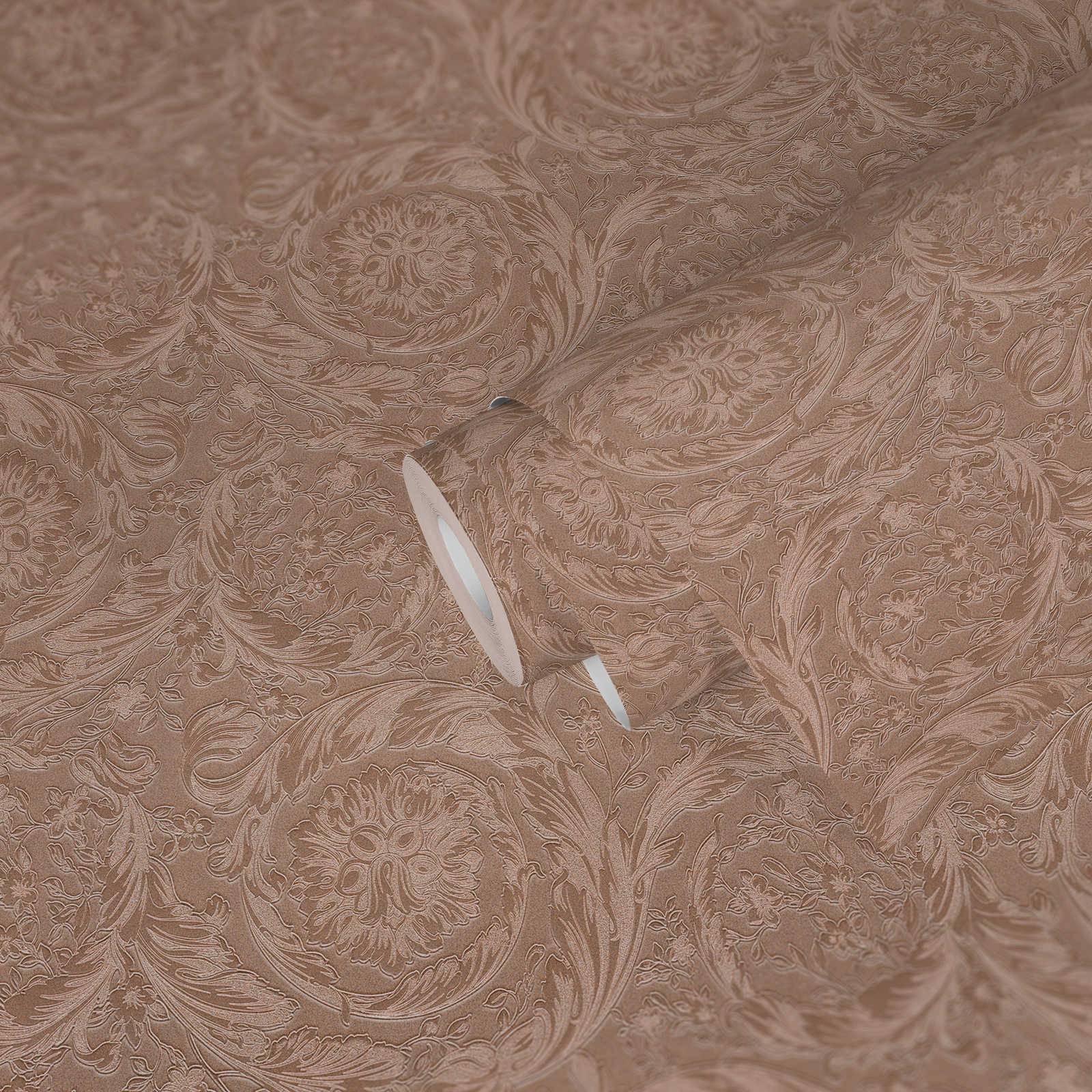             Roséfarbene VERSACE Tapete Schimmereffekte – Rosa
        