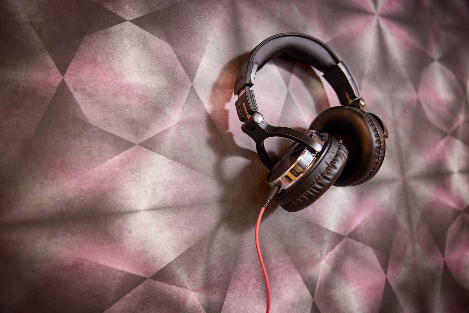             Design Tapete mit Betonoptik & Grafikmuster – Lila, Grau, Schwarz
        