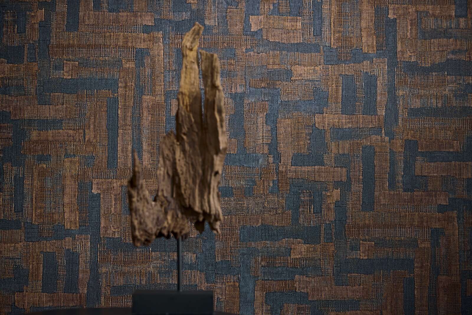             Ebenmäßig strukturierte Vliestapete mit Holzblock-Optik – Braun, Dunkelblau
        