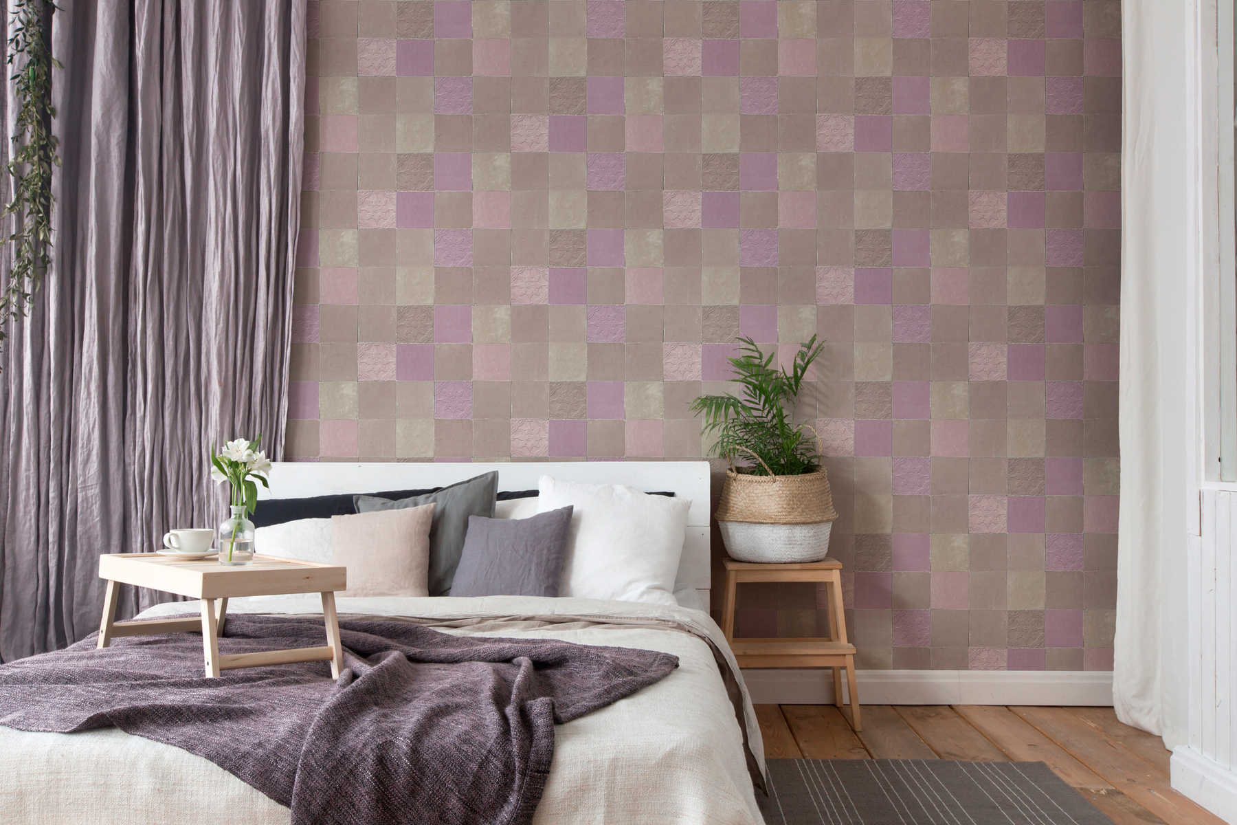            Orientalische Fliesentapete – Grau, Violett, Beige
        