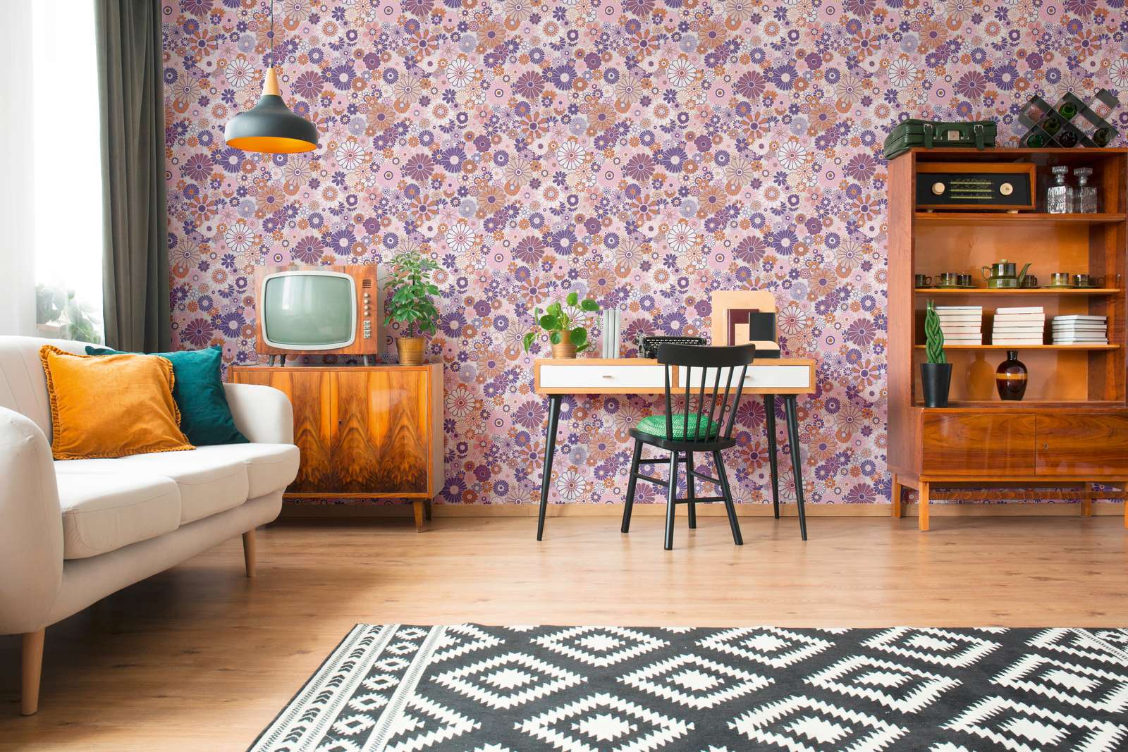             Leicht strukturierte Vliestapete mit floraler Bemusterung – Lila, Orange, Rosa
        