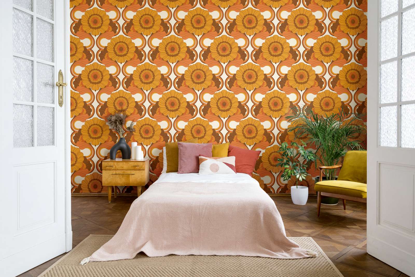 florale retro tapete mit blumenmuster in warmen farben – braun, gelb, orange