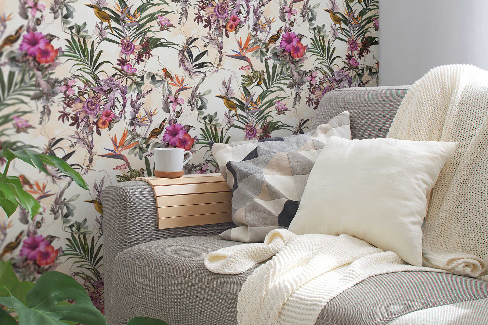             Design wallpaper flowers & birds in Art style - beige, green, pink
        