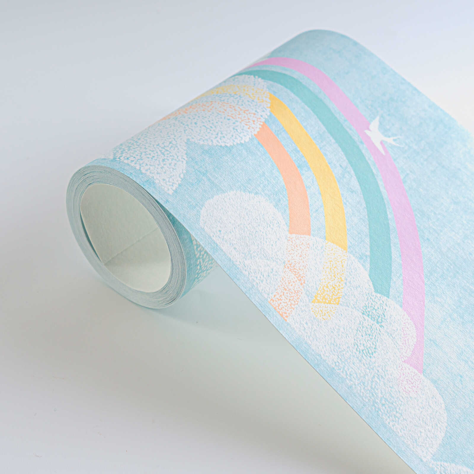             Kinderzimmer Bordüre mit Regenbogen und Wolkenmotiv – Verspielte Gestaltung für eine traumhafte Atmosphäre – Bunt, Blau, Weiß
        