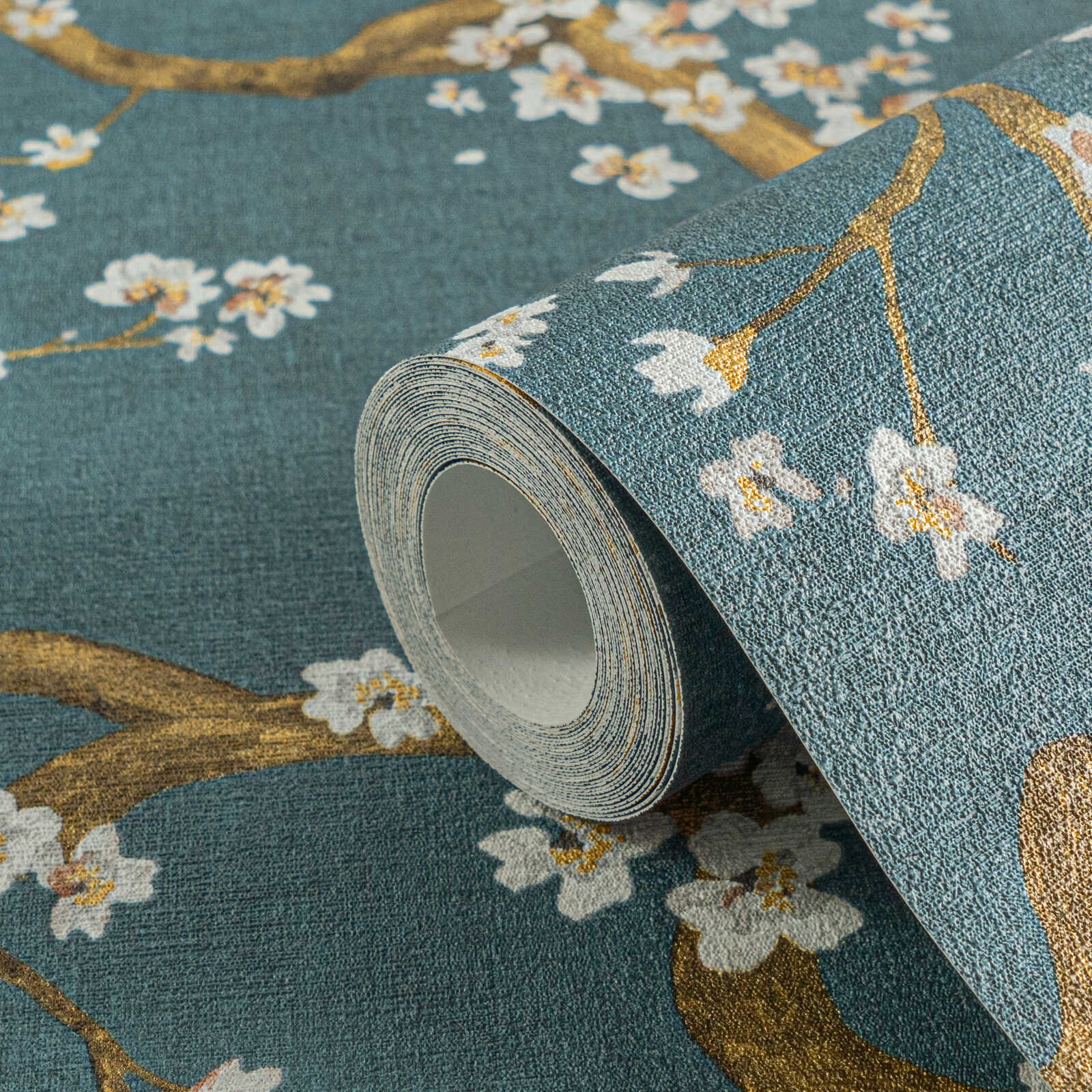 Elegante Vliestapete mit Kirschblütenmotiv, feiner Struktur – Blau, Gold, Creme