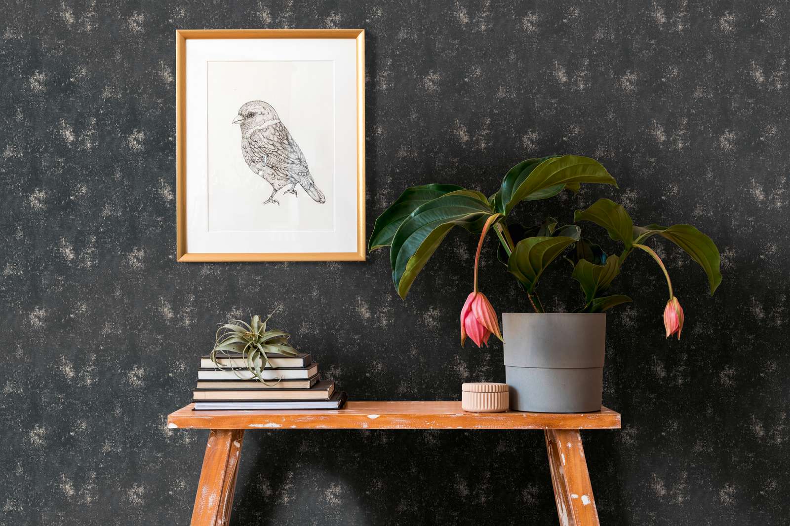             Schwarze Tapete rustikale Strukturoptik mit Metallic Effekt
        