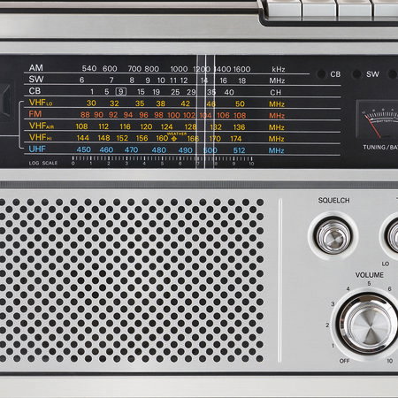 radio, AM/FM, Tuner, Lautsprechergitter, Bedienelemente