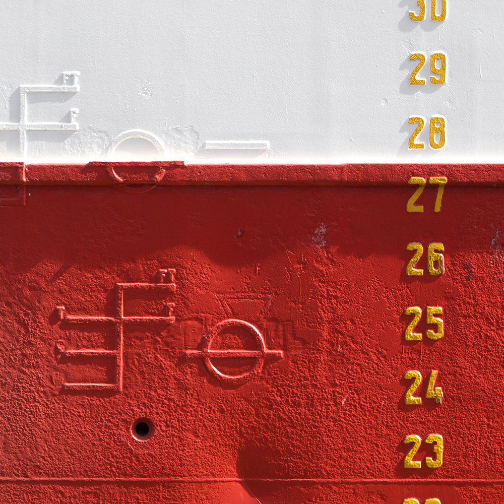             Seefahrt Design Fototapete Vlies – Verwitterte Schiffshülle im 3D Look – Rot, Weiß
        