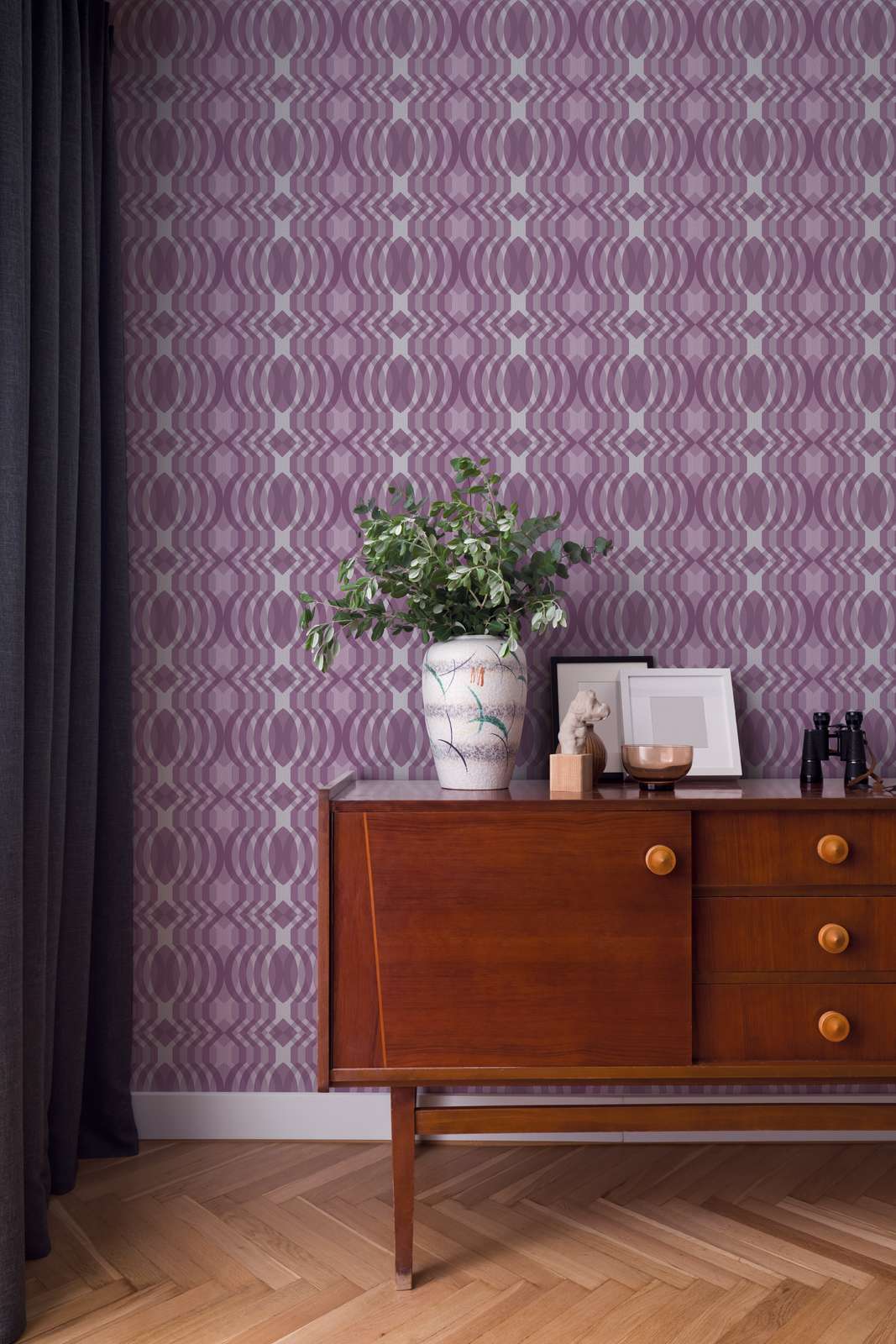             Vlies Tapete mit geometrischer Bemusterung im Retro Stil – Lila, Creme, Weiß
        