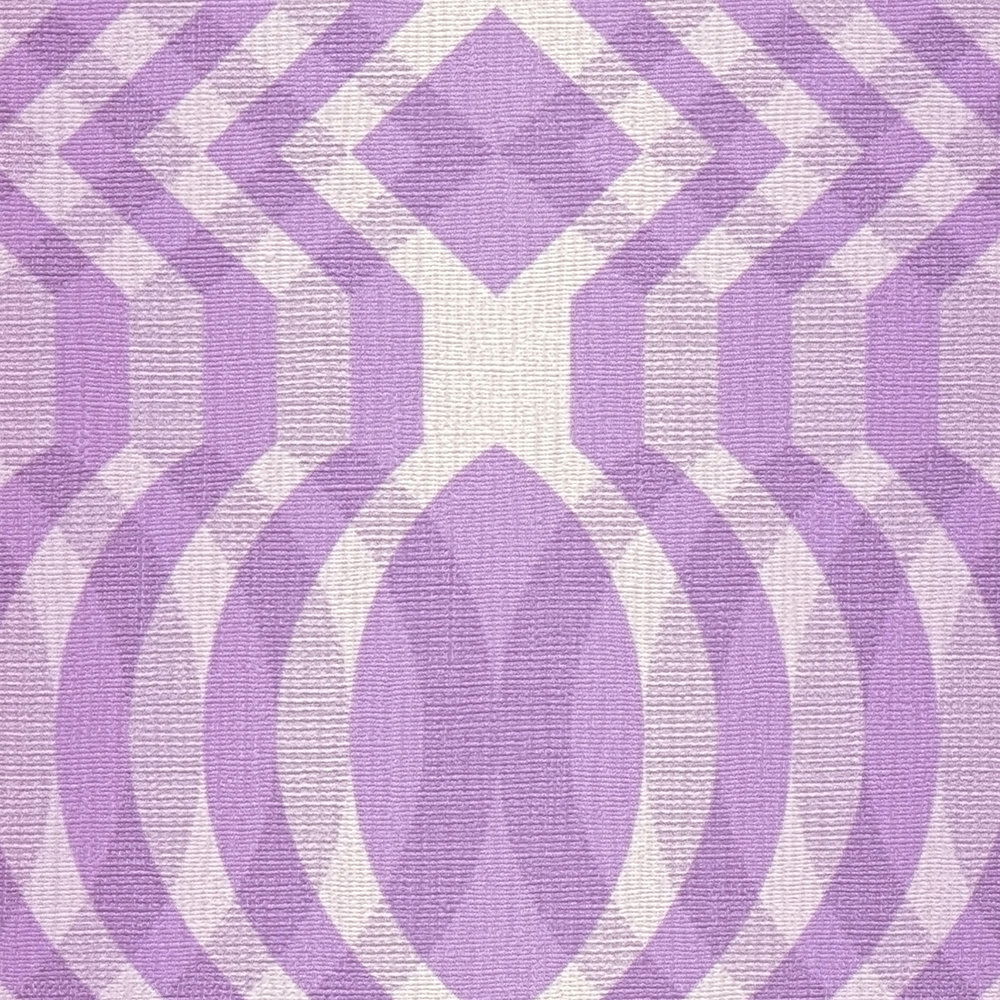             Vlies Tapete mit geometrischer Bemusterung im Retro Stil – Lila, Creme, Weiß
        