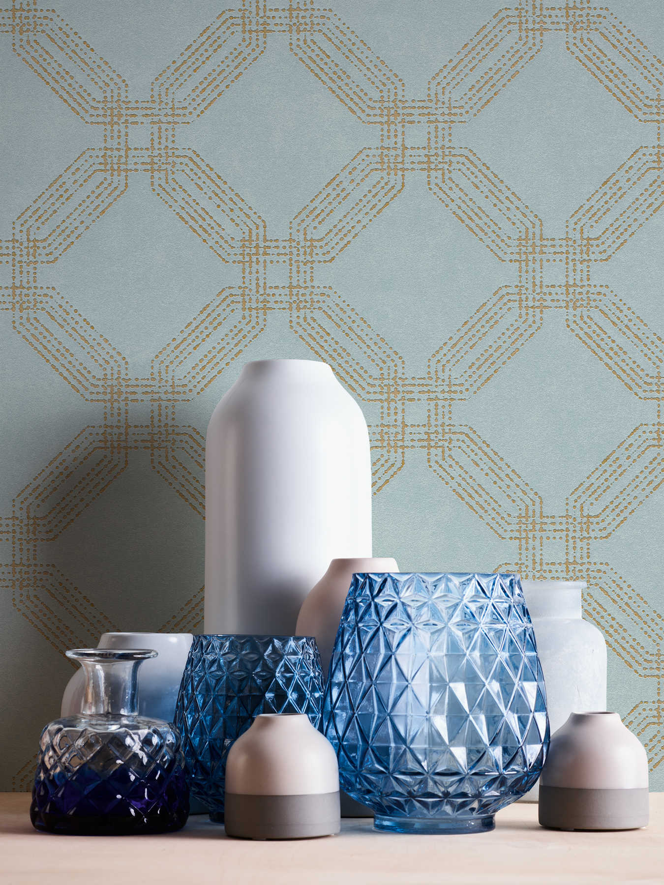             Geometrische Strukturtapete mit Rauten-Optik – Blau, Gold, Grün
        