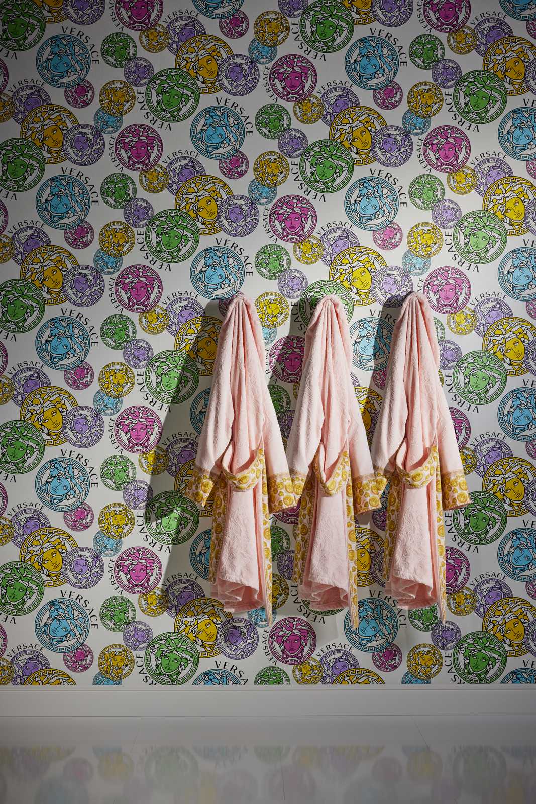             VERSACE Tapete Medusa Emblem Motiv – Bunt, Creme
        