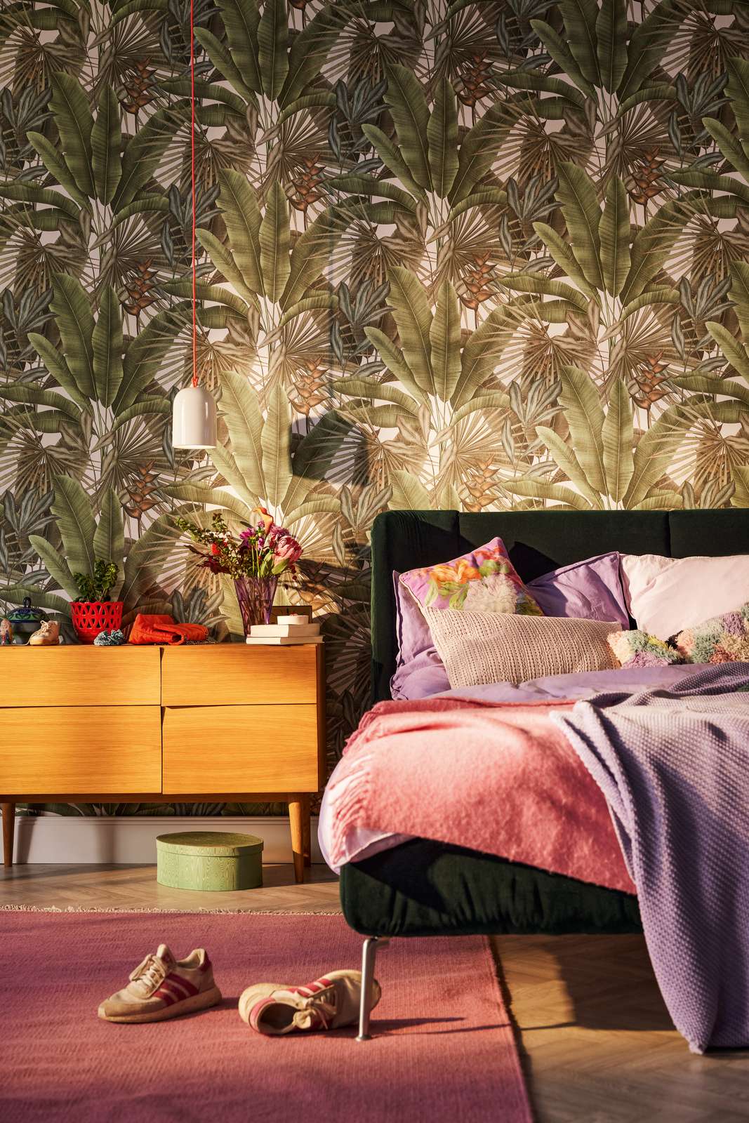             Florale Dschungeltapete leicht strukturiert mit großen Blättern – Grün, Weiß, Beige
        