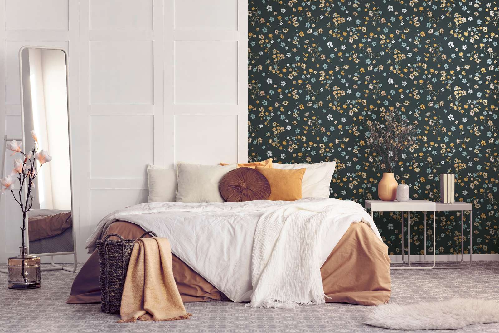             Blumentapete mit Glanzeffekt & Strukturmuster – Schwarz, Gold, Türkis
        