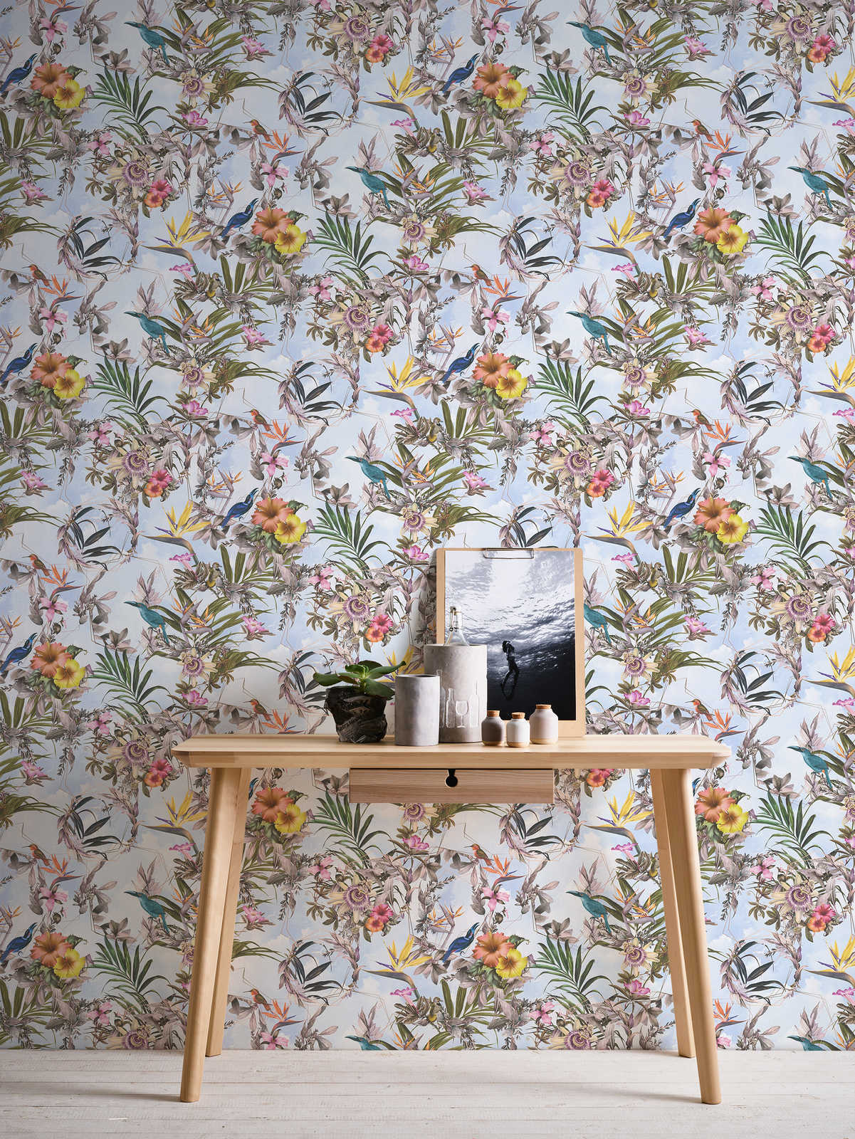             Blumentapete mit Vögeln & Tropen Look – Bunt, Blau, Grün
        