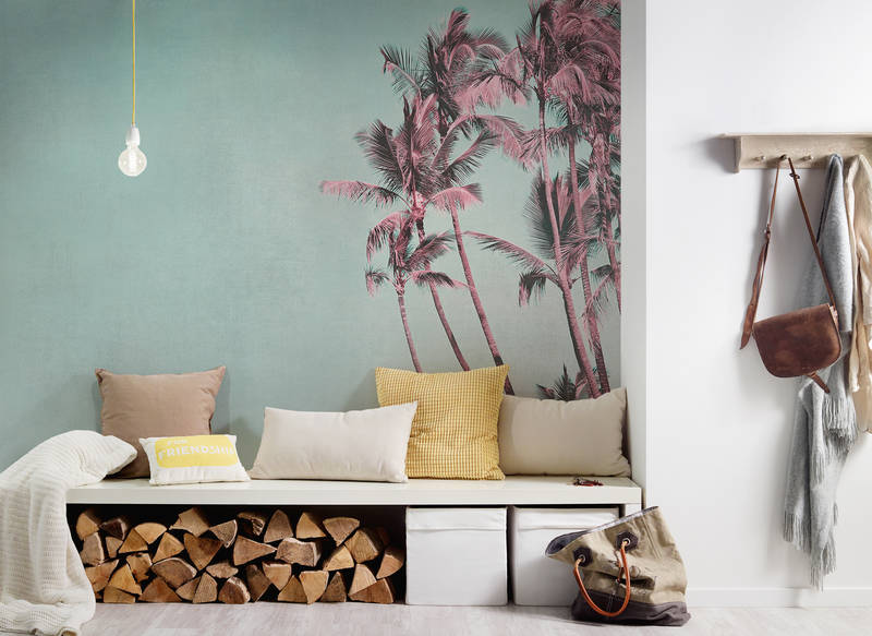 wandbank, sitzbank, holzscheite, holzstapel, palmenwand