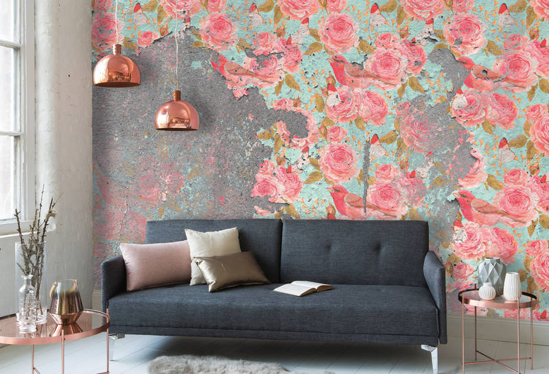             Urban Vintage Vliestapete – Fototapete mit Rosenmotiv und Used-Look – Rosa, Grau
        