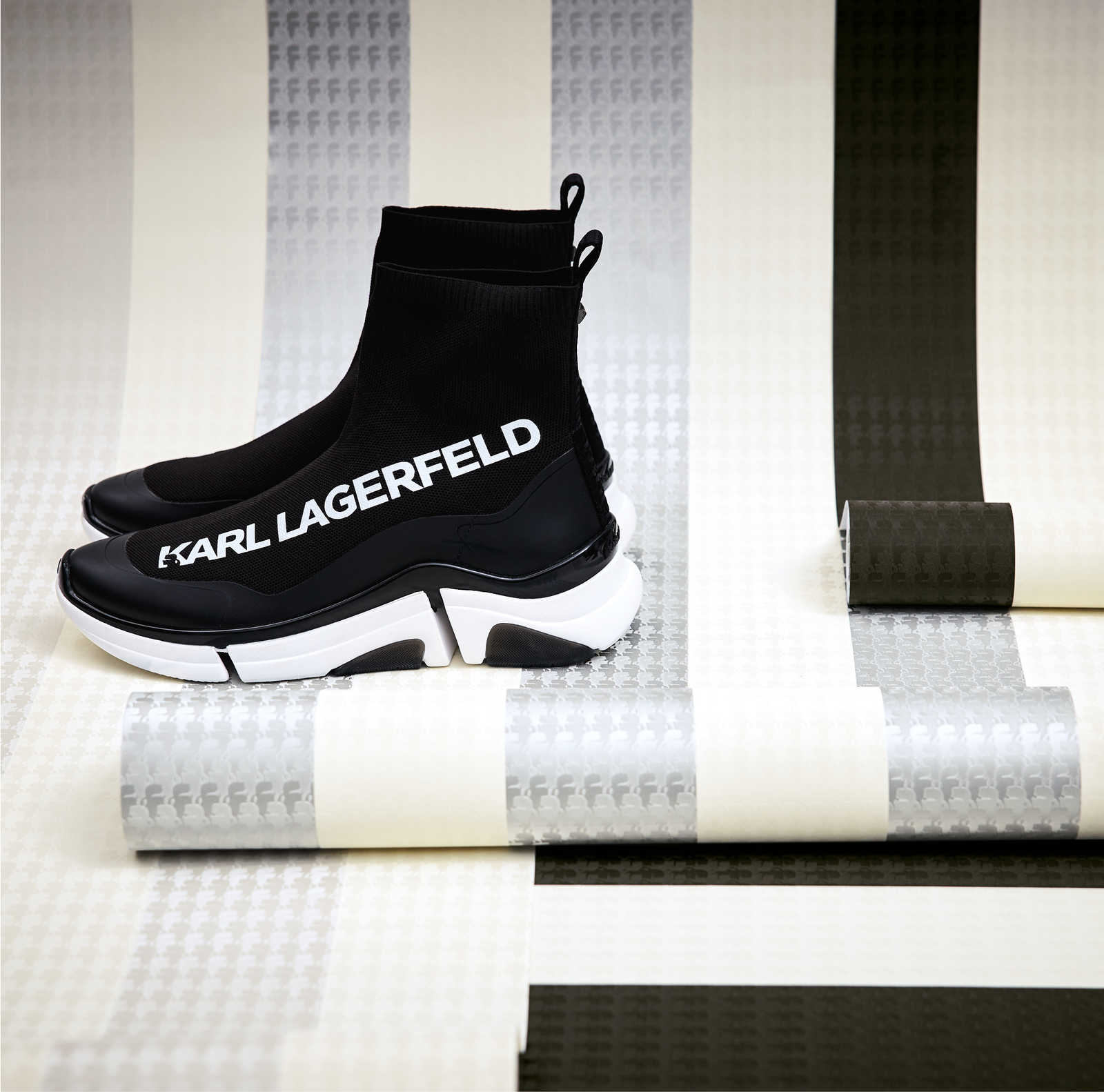             Tapete Karl LAGERFELD Streifen Profil Muster – Beige
        