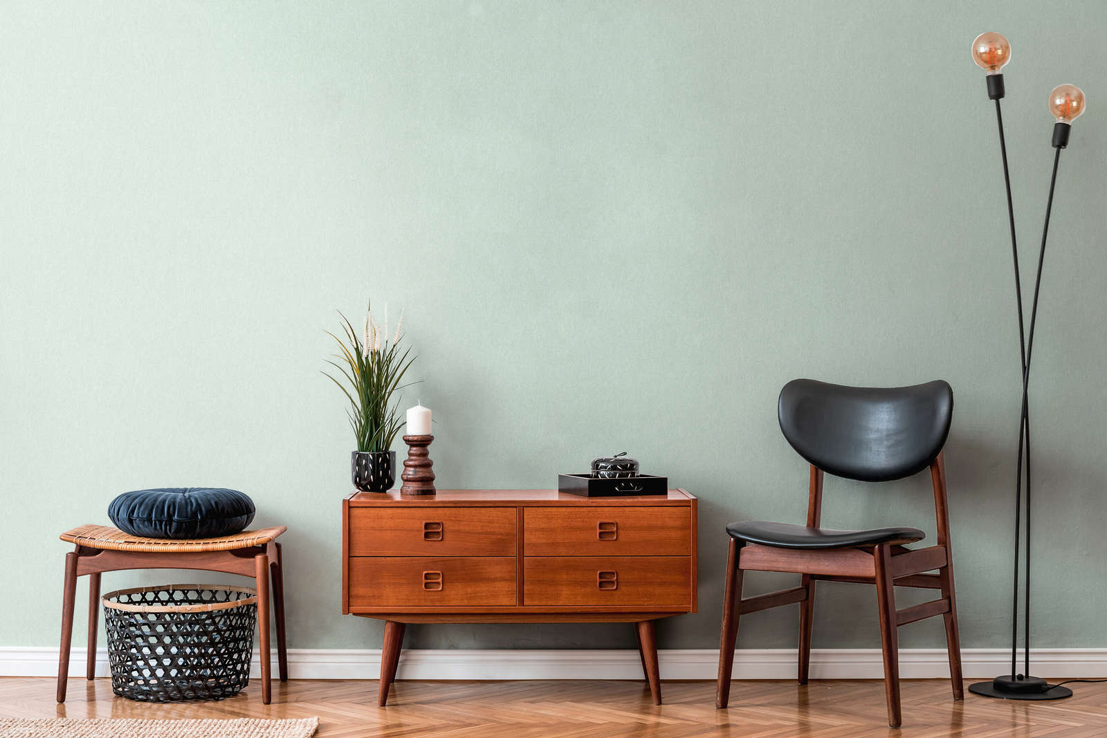 Mid-century, Holzkommode, grüne Wand, schwarzer Stuhl, Stehleuchte