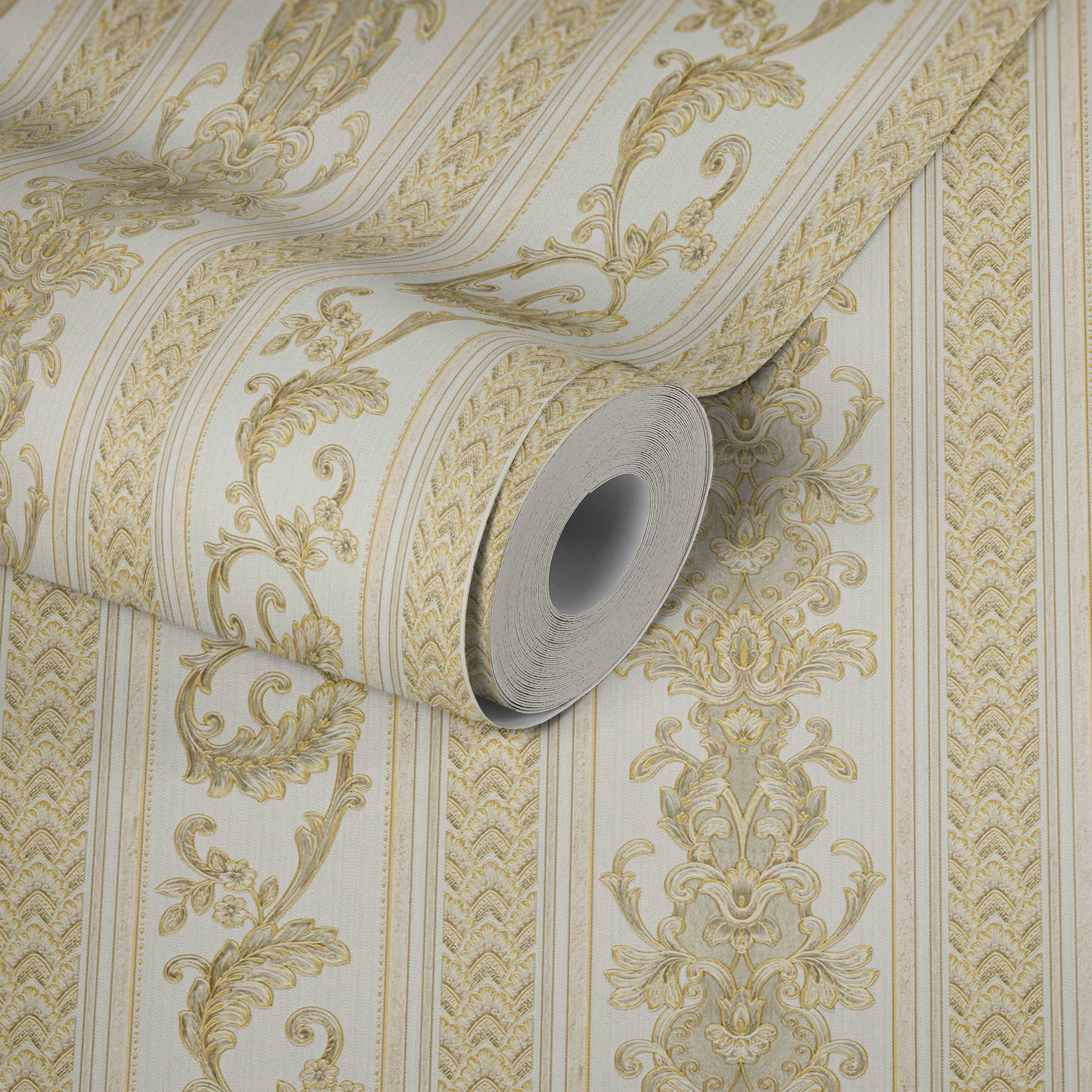Barocke Streifentapete mit Ornamentmuster – Creme, Gold