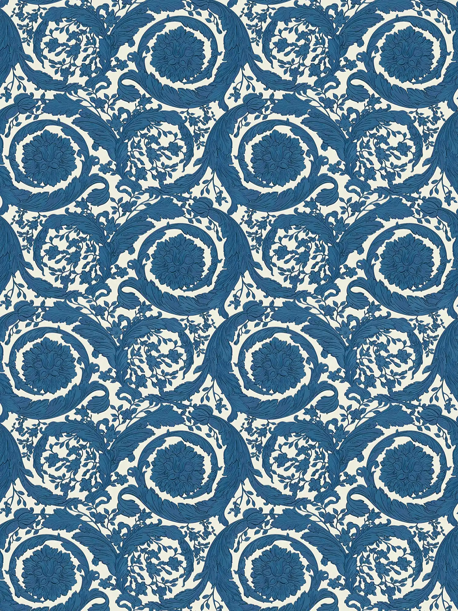 VERSACE Vliestapete mit geschwungenen Blumen-Ornamenten leicht glänzend Hintergrund glatt, Muster strukturiert – Blau, Weiß
