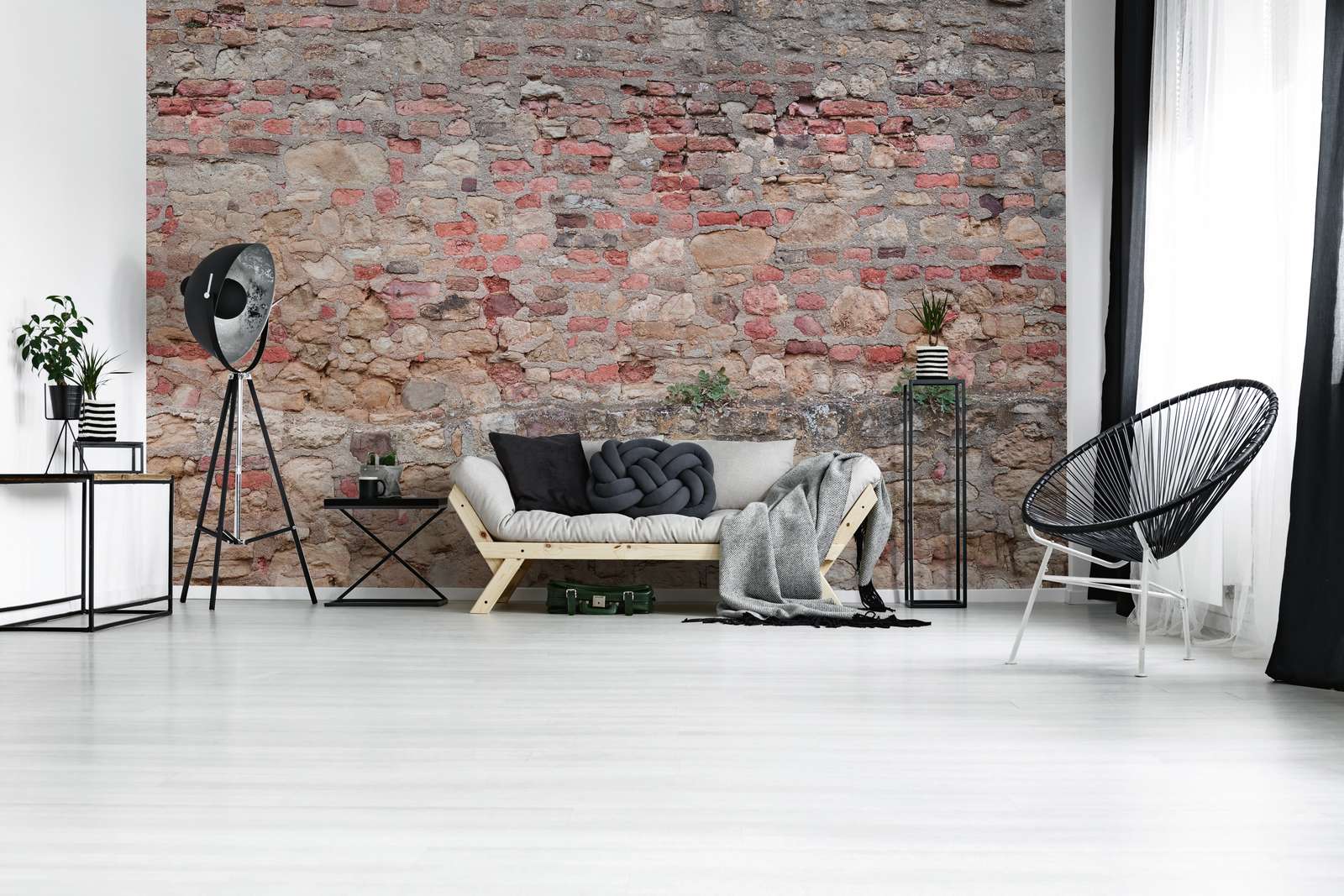             Fototapete Steinmauer mit Wildpflanzen im realistischen Industrialstyle – Rot, Braun, Grau
        