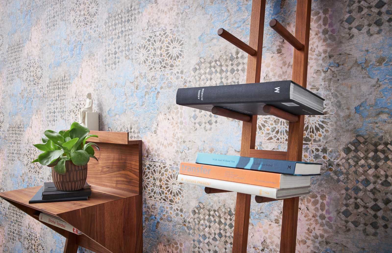             Bunte Mosaik Tapete mit rustikaler Wandoptik – Beige, Blau, Braun
        