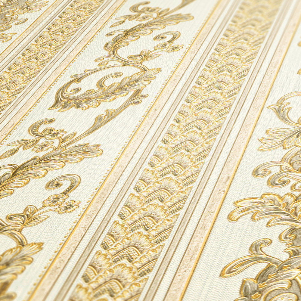 Barocke Streifentapete mit Ornamentmuster – Creme, Gold