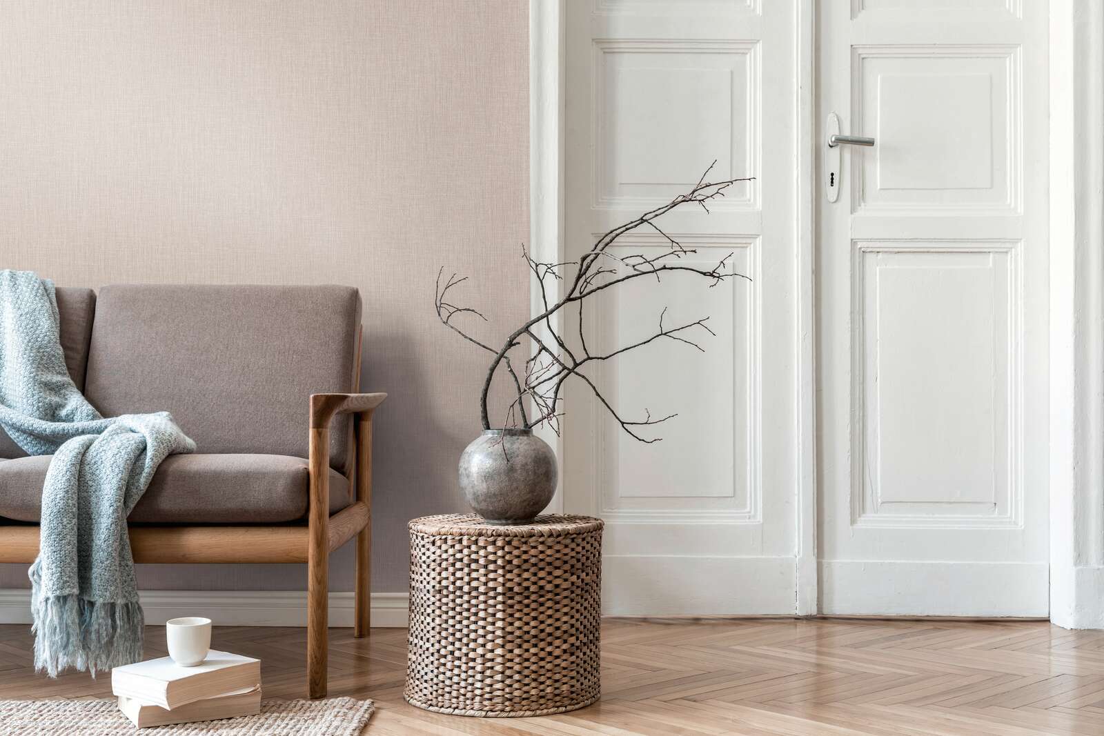 Wohnzimmer, Sessel, Korbtablett, Blätterzweig, Vase, Dekoration, Holzfußboden