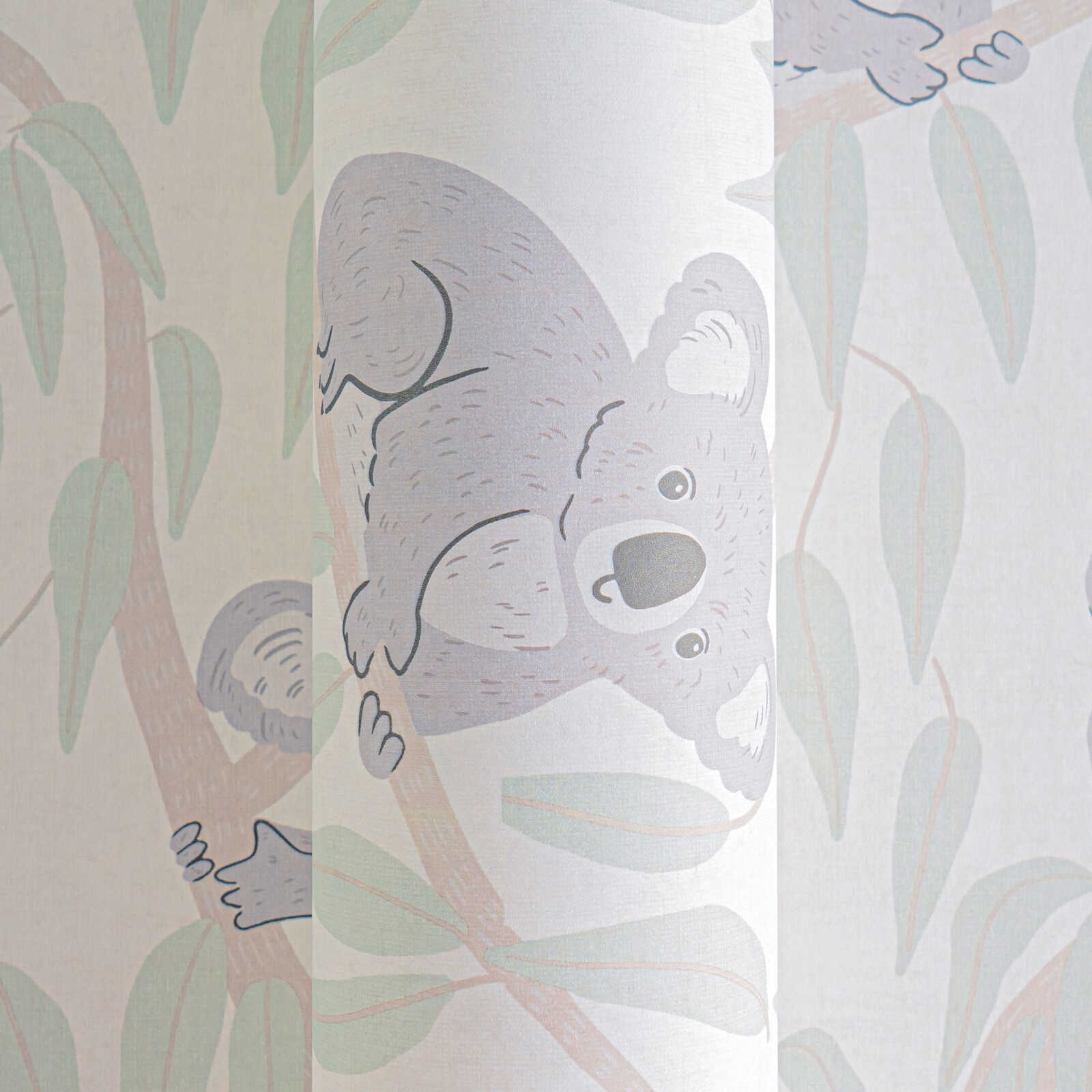             Dschungel Kinderzimmer Vliestapete mit Koala-Motiven – Verspielte Tierwelt für ein gemütliches Kinderzimmer – Beige, Creme, Grün
        