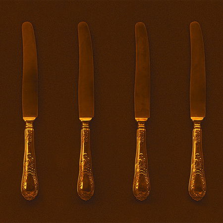         Küchen Fototapete Orange & Braun mit antiken Messern
    