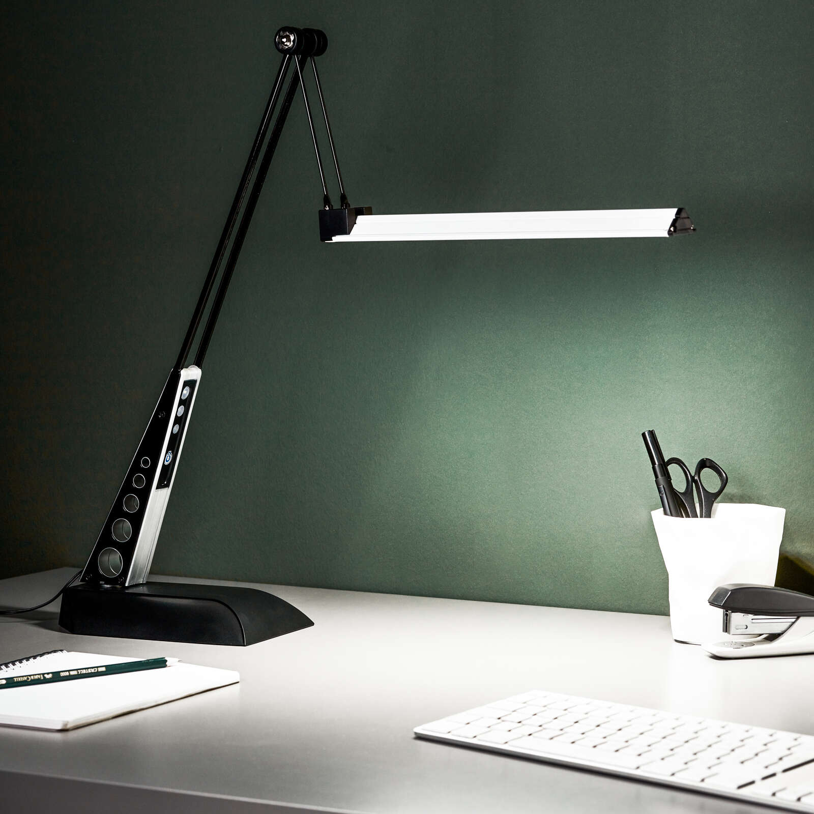             Tischleuchte aus Kunststoff - Jolanda – Metallic
        