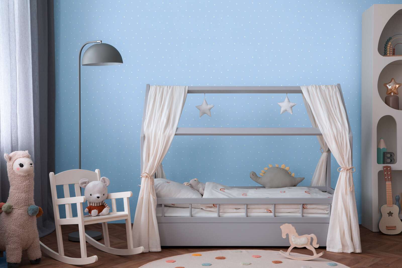 Kinderzimmer, Kinderbett, Himmelbett, Stoffvorhang, Spielzeug