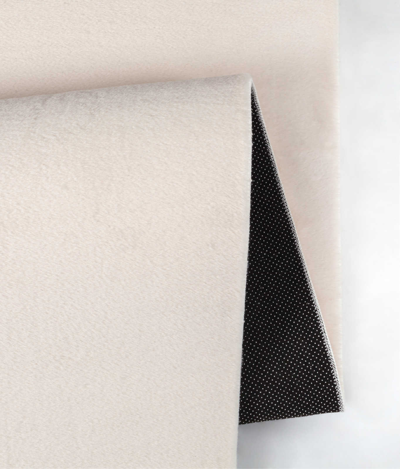             Einfarbiger Hochflor Teppich in sanften Beige – 140 x 70 cm
        