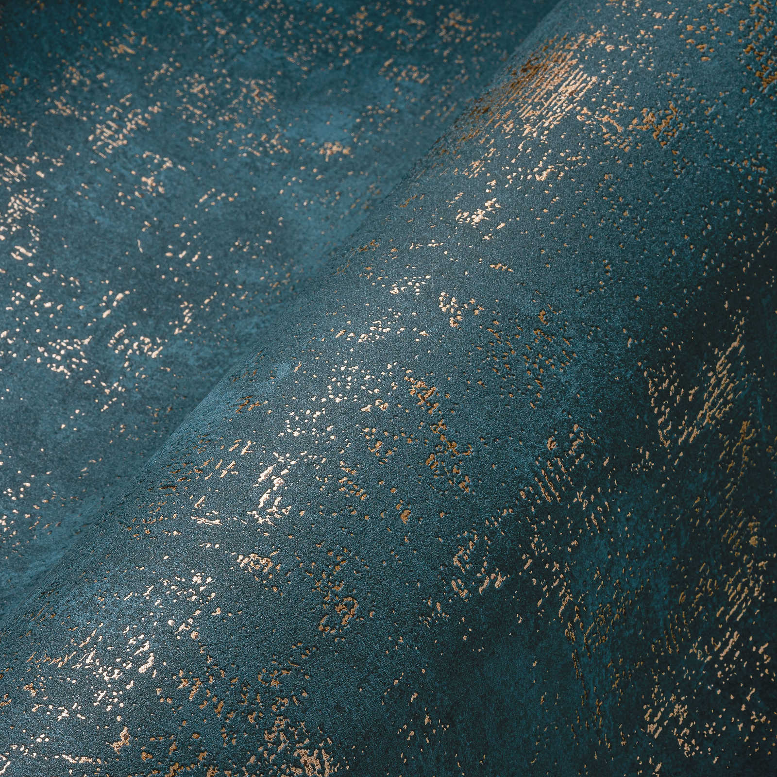             Blaue Tapete mit goldenem Metallic Akzent und Strukturdetails
        