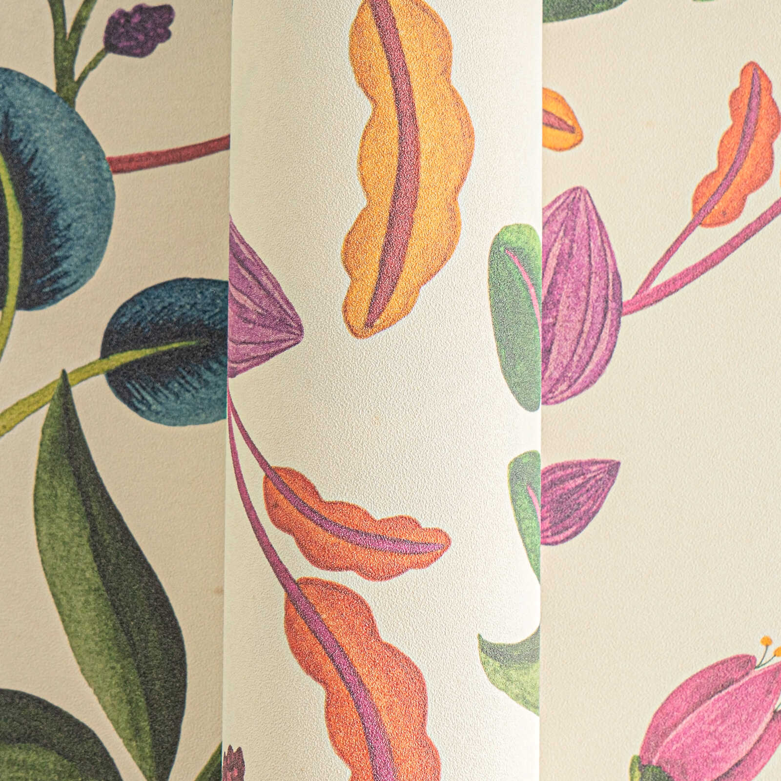             Lebhafte Vliestapete mit Blättermotiv im floralen Vintage-Stil und einfacher Struktur – Beige, Bunt
        