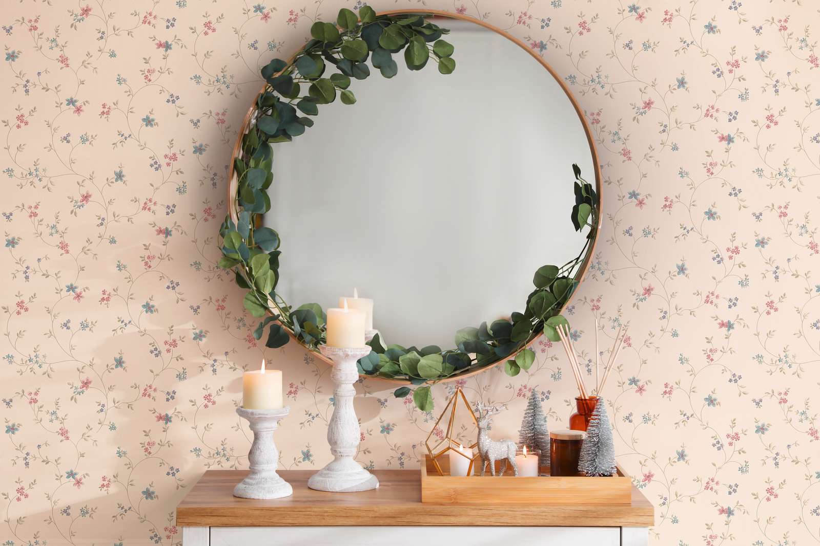             Vliestapete mit floralen Blumenranken – Creme, Grün, Rosa
        