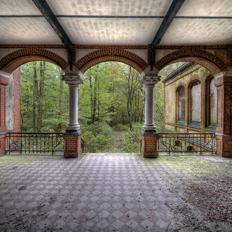 Veranda, Bogenarkaden, Poller, Mauerwerk, Waldsicht